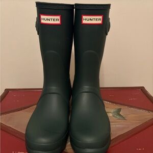 Hunter Dark Green Original Short  Boots. Size: 9